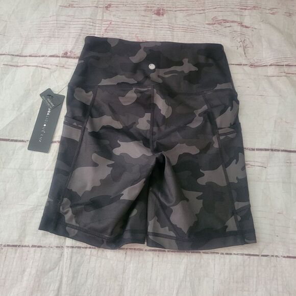 Yogalicious High Rise Side Pocket Camo Biker Shorts Size XS NWT - Picture 2 of 3